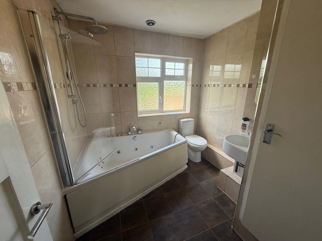 Lot: 31 - SEMI-DETACHED HOUSE FOR REFURBISHMENT IN POPULAR VILLAGE - Bathroom